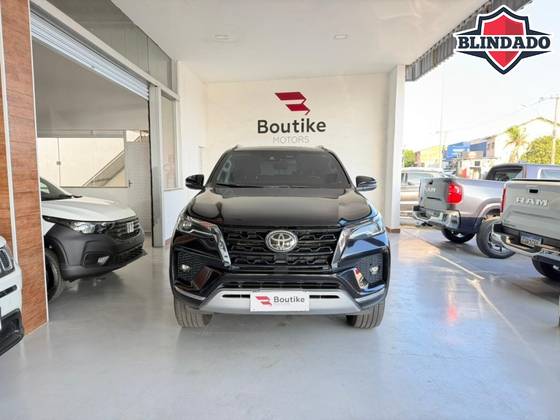 TOYOTA HILUX SW4 2.8 D-4D TURBO DIESEL SRX 7L 4X4 AUTOMÁTICO TOYOTA HILUX SW4 2.8 D-4D TURBO DIESEL SRX 7L 4X4 AUTOMÁTICO